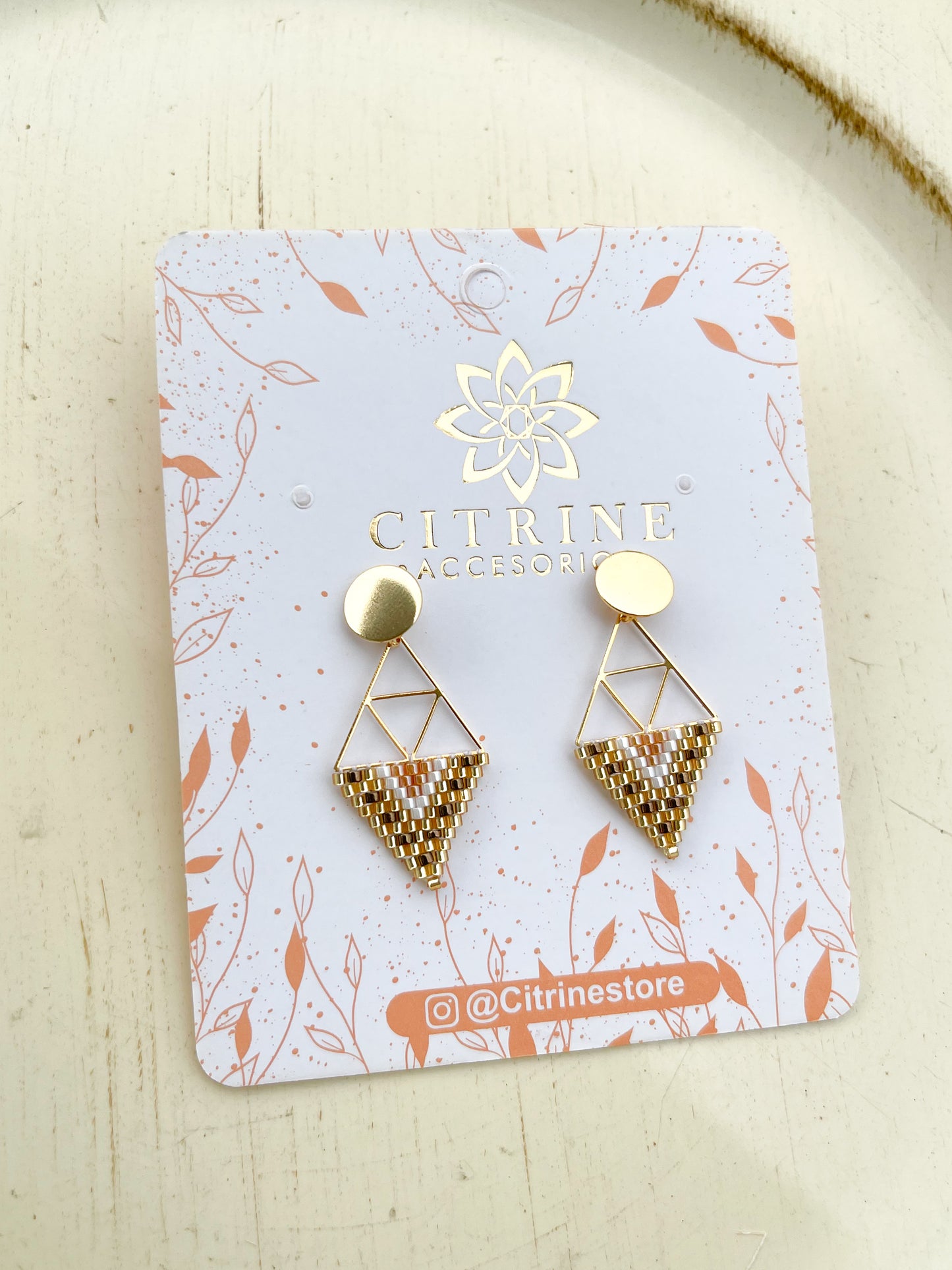 Aretes Miyuki triángulo